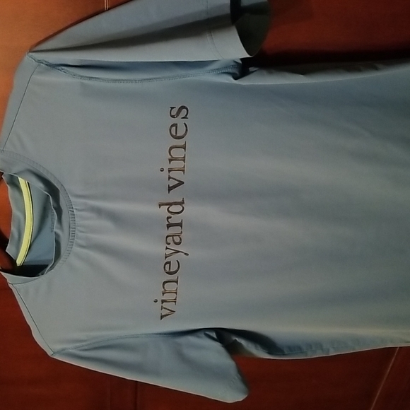 Vineyard vines swim shirt - Picture 2 of 8